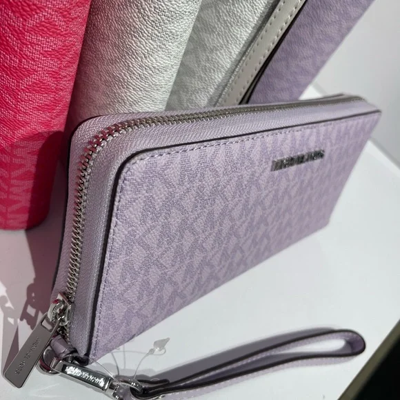 MICHAEL KORS Jet Set Lg Signature Logo Continental Wallet Wristlet
Lt Quartz - Picture 8 of 16